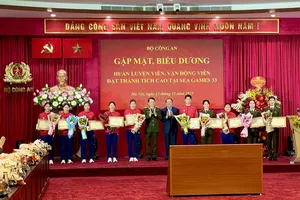 Các VĐV xuất sắc được khen thưởng sau khi giành thành tích cao ở SEA Games 33-2025. Ảnh: MINH CHIẾN