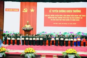 Bộ Quốc phòng khen thưởng cho các HLV, VĐV đạt thành tích cao tại SEA Games 33-2025. Ảnh: TUẤN HUY