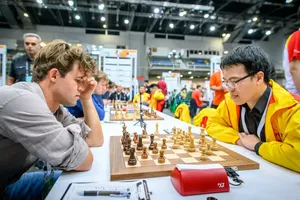 Đại kiện tướng Lê Quang Liêm (phải) không có thứ hạng cao nhất ở bảng cờ nhanh giải thế giới. Ảnh: FIDE