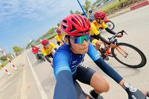 Cua-rơ đội xe đạp đường trường nam TPHCM đang tập luyện sẵn sàng vào thi đấu. Ảnh: TRÚC XINH