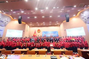 Các VĐV thể thao Hà Nội được khen thưởng trước thành tích cao tại SEA Games 33-2025. Ảnh: ĐẶNG NGỌC TÚ