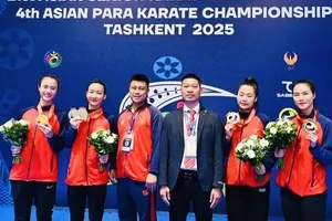 HLV Dương Hoàng Long (áo đen) sẽ bày tỏ nguyện vọng xin thôi tập trung đội tuyển quốc gia từ năm 2026. Ảnh: AKF