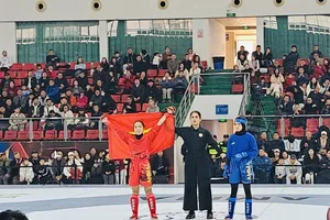 Lò Thị Phung giành chiến thắng tại trận đấu quyết định ở giải vô địch MMA châu Á 2026. Ảnh: TỐNG HÒA