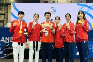 Chuyên gia Kim Kil Tae và các võ sĩ đối kháng nữ tại SEA Games 33-2025. Ảnh: TAEKWONDOVN