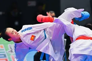 Võ sĩ Nguyễn Thị Diệu Ly thi đấu giành HCV tại giải karate vô địch trẻ châu Á 2025. Ảnh: AKF