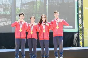 Khả Nhi (thứ 2, từ phải qua) là tuyển thủ của bơi TPHCM tiếp tục tập huấn đội tuyển quốc gia năm 2026. Ảnh: DŨNG PHƯƠNG