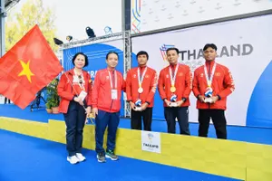 Võ Huỳnh Anh Khoa được động viên tinh thần sau khi giành HCV đầu tiên tại ASEAN Para Games 13. Ảnh: THÁI DƯƠNG