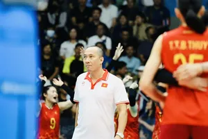 HLV Nguyễn Tuấn Kiệt ký hợp đồng làm HLV trưởng đội nữ Hà Nội từ sau SEA Games 33-2025. Ảnh: DŨNG PHƯƠNG