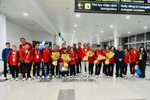 Đoàn thể thao người khuyết tật Việt Nam được lãnh đạo Cục TDTT Việt Nam chào mừng trở về từ Thái Lan. Ảnh: THÁI DƯƠNG