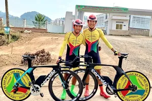 Nguyễn Trường Tài (trái) khi còn thi đấu cho đội xe đạp đường trường nam TPHCM. Ảnh: VINH NGÔ