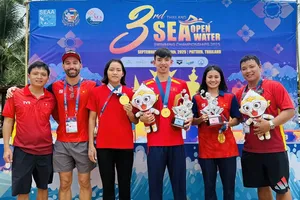 Chuyên gia Gustavo (thứ 2, từ trái qua) đã chia tay đội tuyển bơi Việt Nam. Ảnh: MINH CHIẾN