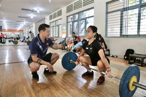 HLV Thạch Kim Tuấn của đội tuyển cử tạ trẻ Việt Nam. Ảnh: DŨNG PHƯƠNG