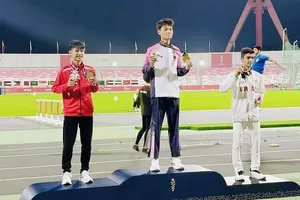 Bùi Tuấn Tú (áo đỏ) đã giành HCB tại Đại hội thể thao trẻ châu Á 2025. Ảnh: TRUNG THÀNH