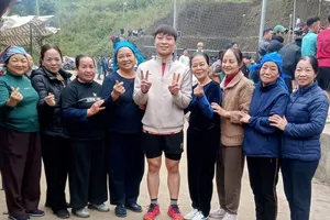 Cựu cầu thủ Đặng Thị Hồng được người hâm mộ chụp ảnh kỷ niệm khi thi đấu giải phong trào tại quê nhà. 