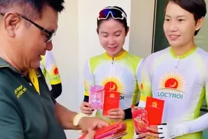 Ban huấn luyện đội xe đạp đường trường nữ Tập đoàn Lộc Trời mừng tuổi đầu năm để cua-rơ tập luyện khởi đầu may mắn. Ảnh: LÊ LIÊM