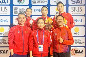 HLV Lê Doãn Cường và Trần Quốc Cường (hàng dưới) đã được nhận khen thưởng Huân chương Lao động hạng Ba. Ảnh: MINH MINH