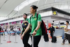 HLV Nguyễn Thị Ngọc Hoa và học trò có mặt tại Thái Lan chuẩn bị cho trận đấu quan trọng. Ảnh: VTVBĐLA