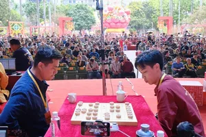 Kỳ thủ Lại Lý Huynh (trái) đã thi đấu chung kết và có ngôi á quân giải Ngũ Dương Bôi 2026. Ảnh: BTC