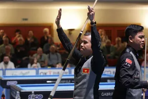 Trần Quyết Chiến và Nguyễn Trần Thanh Tự cảm ơn khán giả cổ vũ sau trận chung kết. Ảnh: UMB