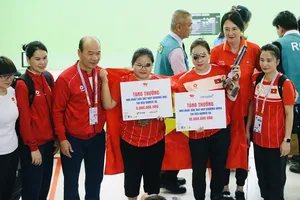 Chuyên gia Mông Cổ của đội tuyển bắn súng Việt Nam (thứ 2, từ phải qua) đã có những dấu ấn chuyên môn thời gian qua. Ảnh: DŨNG PHƯƠNG