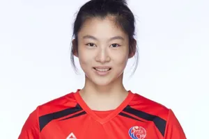 Chủ công Wenhan Che đã làm việc với đội nữ Binh chủng Thông tin. Ảnh: CHINAVOLLEYBALL