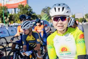 Nguyễn Thị Thu Mai đã về đích đầu tiên trong chặng thứ nhất. Ảnh: XEDAPONLINE