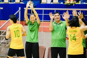 HLV Ngọc Hoa và các học trò đang chơi tốt tại Cúp Hoa Lư-Bình Điền 2026. Ảnh: VTVBĐLA