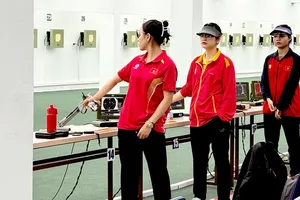 Xạ thủ Trịnh Thu Vinh tập trung thi đấu giành kết quả tại Đắk Lắk. Ảnh: MINH CHIẾN