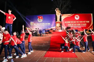 Các VĐV đội tuyển TDDC Việt Nam trình diễn tại chương trình. Ảnh: LƯỢNG LƯỢNG