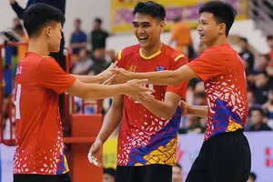 Ngoại binh Rivan (giữa) sẽ trở lại Việt Nam thi đấu vào tháng 4 sắp tới. Ảnh: VFV