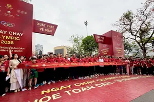 Đông đảo cán bộ chiến sĩ, người dân, các nhà quản lý và HLV, VĐV thể thao đã tham dự Ngày chạy Olympic vào sáng 22-3 tại Hà Nội. Ảnh: MINH CHIẾN