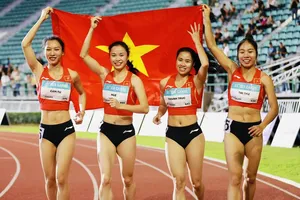 Lê Thị Cẩm Tú (ngoài cùng bên trái) và đồng đội đã giành HCB tiếp sức 4x100m nữ tại SEA Games 33-2025. Ảnh: DŨNG PHƯƠNG