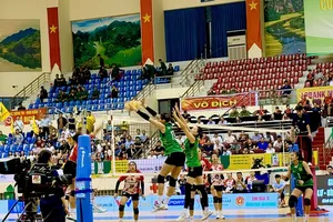 Cầu thủ VTV Bình Điền Long An (xanh) đã chơi quyết tâm tại trận chung kết của giải. Ảnh: MINH CHIẾN