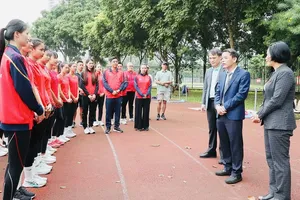Đoàn cán bộ Ban Tuyên giáo và Dân vận Trung ương đã động viên các HLV, VĐV đội tuyển điền kinh Việt Nam. Ảnh: CỤC TDTTVN
