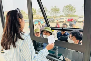 Năm ngoái, khán giả hâm mộ bóng chuyền được cơ hội sở hữu tấm vé vào theo dõi các trận đấu. Năm nay, việc bán vé sẽ tiếp tục được thực hiện từ ngày 28-3. Ảnh: DŨNG PHƯƠNG