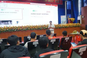 Cán bộ Trung tâm phòng chống doping Việt Nam đã tổ chức chương trình giáo dục cho VĐV marathon ngay trước khi thi đấu ở Nha Trang (Khánh Hòa). Ảnh: TPM