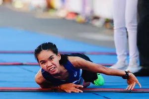 Ngọc Hoa đã kịp chạm tay vào đích, hoàn thành cuộc thi đấu với nỗ lực của mình. Ảnh: TPM