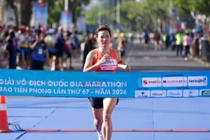 Nguyễn Thị Oanh đã về đích đầu tiên nội dung 5km nữ để có lần thứ 10 liên tiếp giữ vị trí số một. Ảnh: TPM