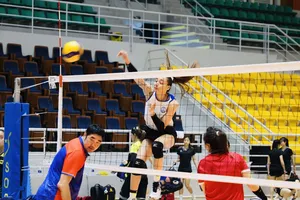 Ngoại binh Garcia (Cuba) của đội VTV Bình Điền Long An đang tập luyện tại Đông Anh (Hà Nội). Ảnh: VTVBĐLA