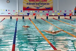 Các VĐV tranh tài tại giải đấu đang diễn ra ở thành phố Huế. Ảnh: MINH CHIẾN