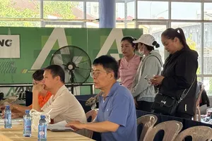 Chuyên gia Doãn Văn Cử (áo xanh) theo dõi các VĐV thi đấu tại giải vô địch hồ 25m. Ảnh: MINH CHIẾN