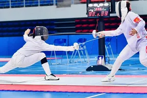 VĐV đấu kiếm trẻ đã được thi đấu tích lũy chuyên môn đáng kể. Ảnh: VĂN DUY