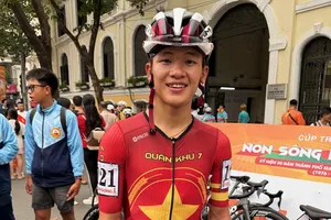 Phạm Lê Xuân Lộc thi đấu chặng đua tại Hồ Hoàn Kiếm (Hà Nội) ngày 5-4. Ảnh: MINH MINH