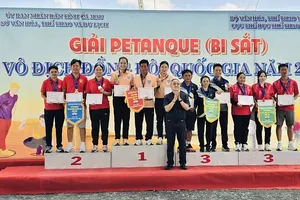 Các VĐV đã nhận thưởng tại giải bi sắt vô địch đồng đội quốc gia 2026. Ảnh: TUẤN ANH