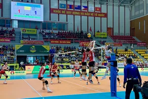 Đội nữ Hà Nội và Binh chủng Thông tin đã tranh tài hấp dẫn. Ảnh: MINH CHIẾN