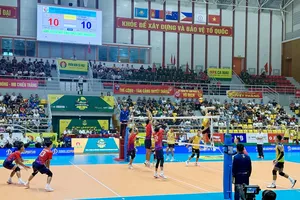 Cầu thủ Thể Công và Ninh Bình đã thi đấu hấp dẫn. Ảnh: MINH CHIẾN