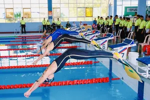 Các VĐV đang tranh tài giải lặn quốc gia dành cho bể ngắn 25m ở thành phố Huế. Ảnh: VASA