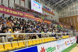 Khán giả vẫn có mặt trên khán đài tại nhà thi đấu Đông Anh (Hà Nội) cổ vũ các trận đấu. Ảnh: MINH CHIẾN