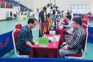 Hà Văn Tiến (phải) và Nguyễn Thành Bảo tại trận chung kết nội dung cờ tiêu chuẩn. Ảnh: VXF