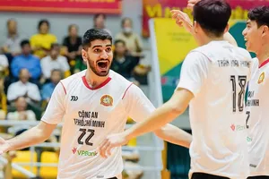 Đội nam Công an TPHCM giành thêm chiến thắng để tạm dẫn đầu bảng nam. Ảnh: CÔNG AN TPHCM